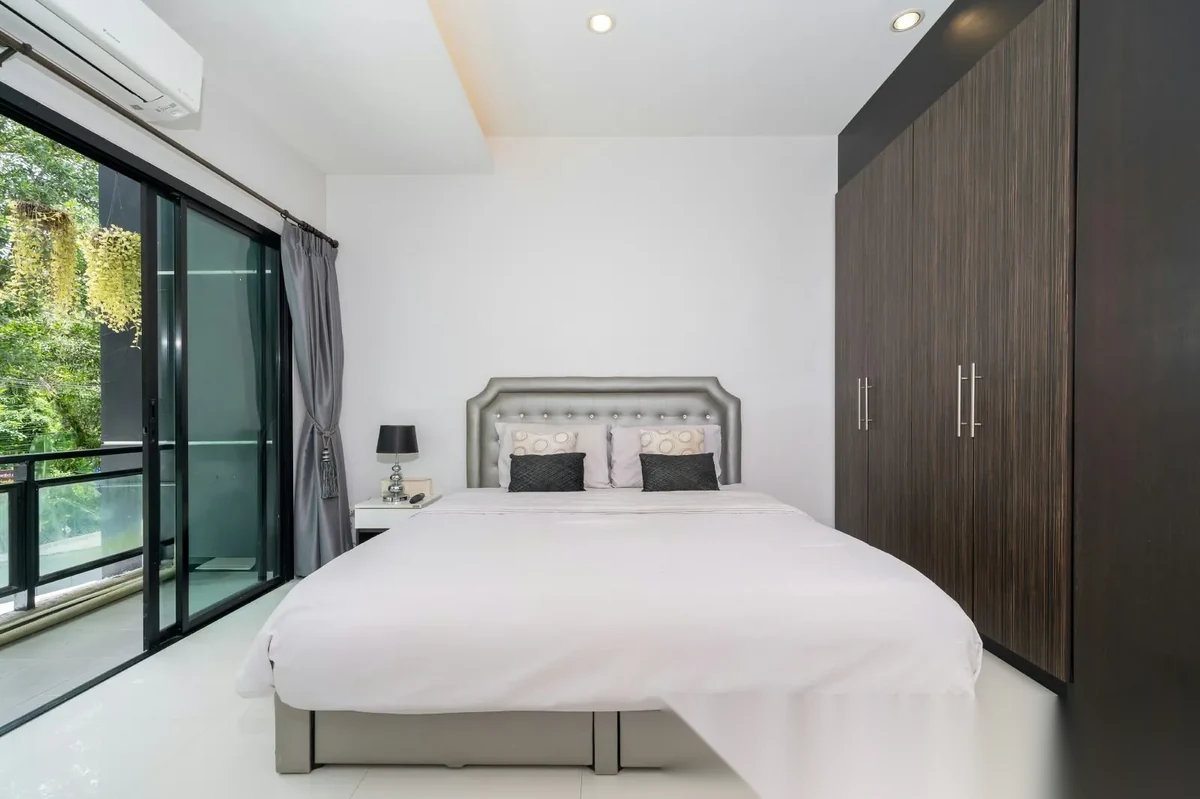 3 Bedroom House for rent at Garden Place Village complex · Thep Krasattri · Pool Access — photo 10