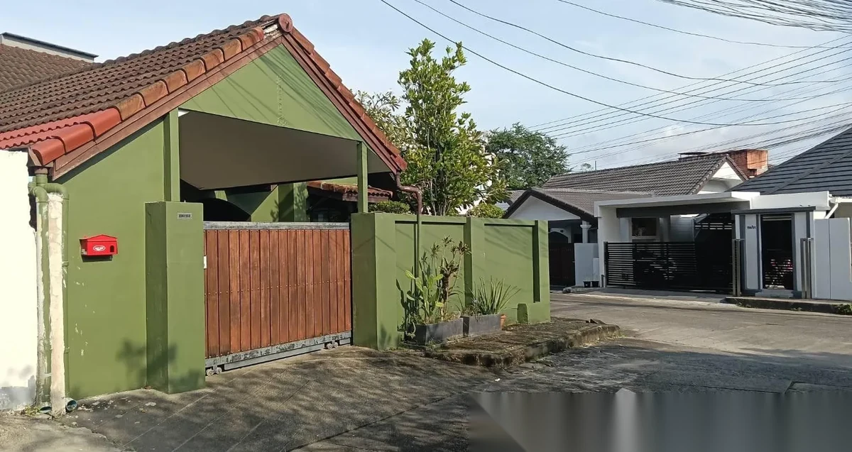 Дом 4BR в комплексе Baan Irawadi Kat-Ho · Кату · Вид в сад