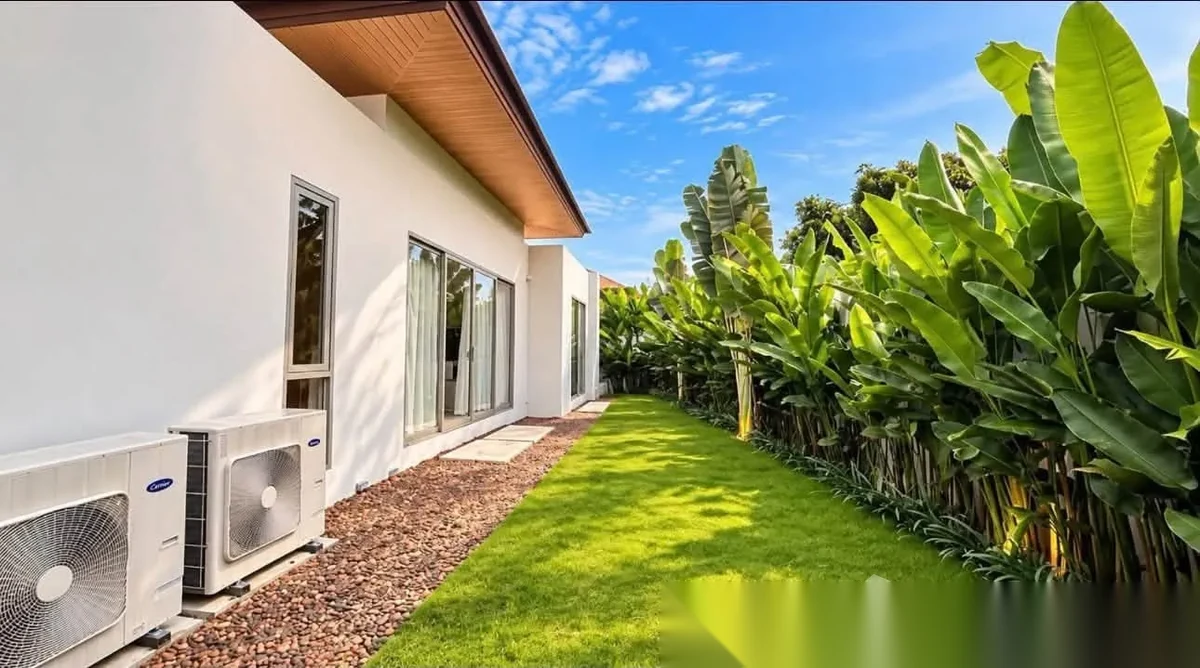 Вилла 3BR в комплексе Trichada Breeze · Чернг Тале / Bang Tao · Вид на бассейн — фото 9