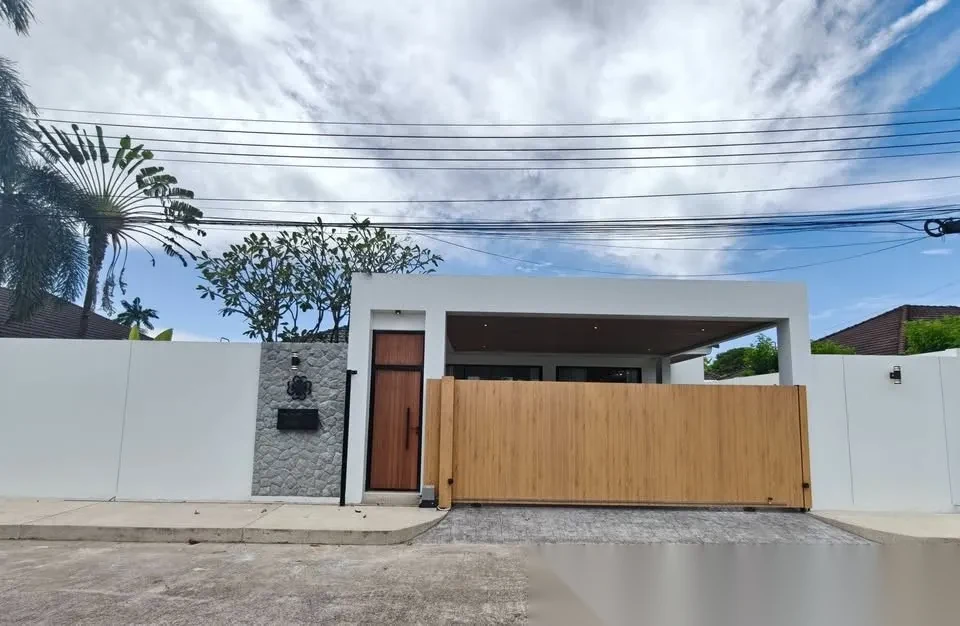 4 Bedroom Villa for rent at Baan Suan Neramit 5 complex · Si Sunthon · Pool View — photo 10