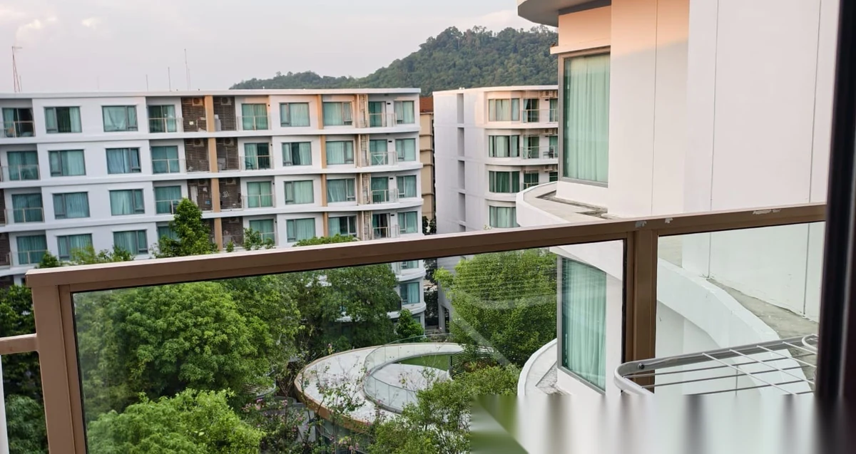 Апартаменты 1BR в ЖК Phyll Phuket by Central Pattana · Вичит · Вид на бассейн