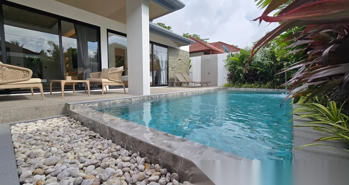 Вилла 3BR в комплексе Baan Suan Yu Charoen 2 · Чернг Тале / Bang Tao · Вид на бассейн