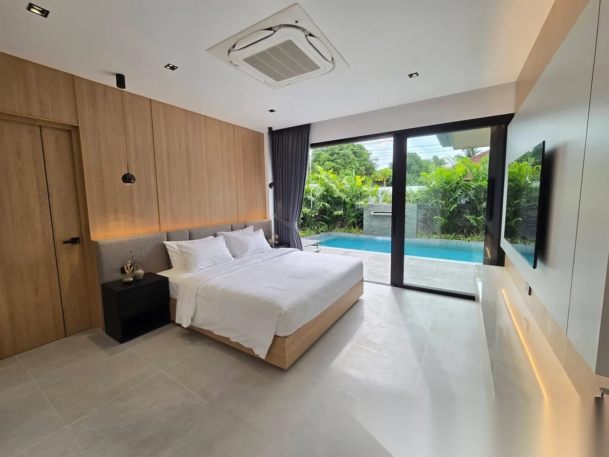 Вилла 3BR в комплексе Baan Suan Yu Charoen 2 · Чернг Тале / Bang Tao · Вид на бассейн — фото 2