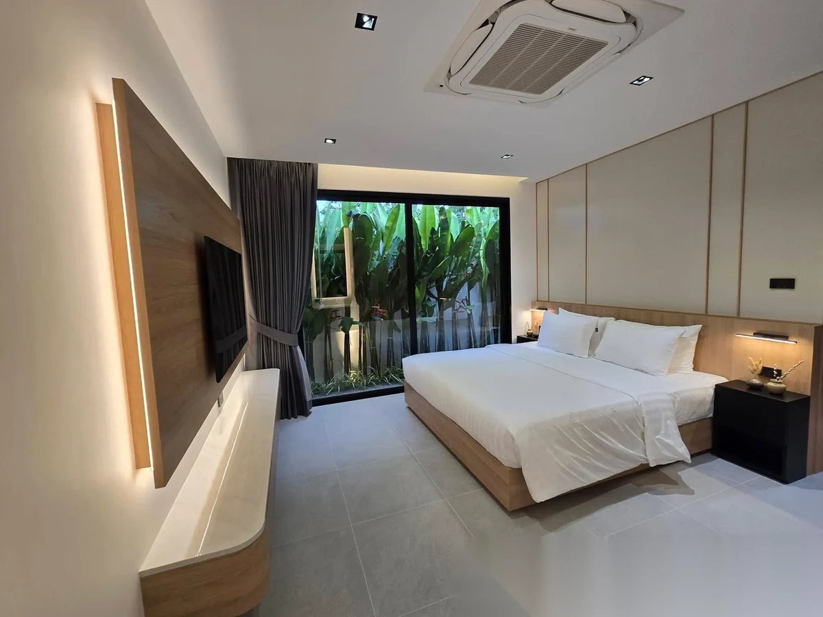 Вилла 3BR в комплексе Baan Suan Yu Charoen 2 · Чернг Тале / Bang Tao · Вид на бассейн — фото 3