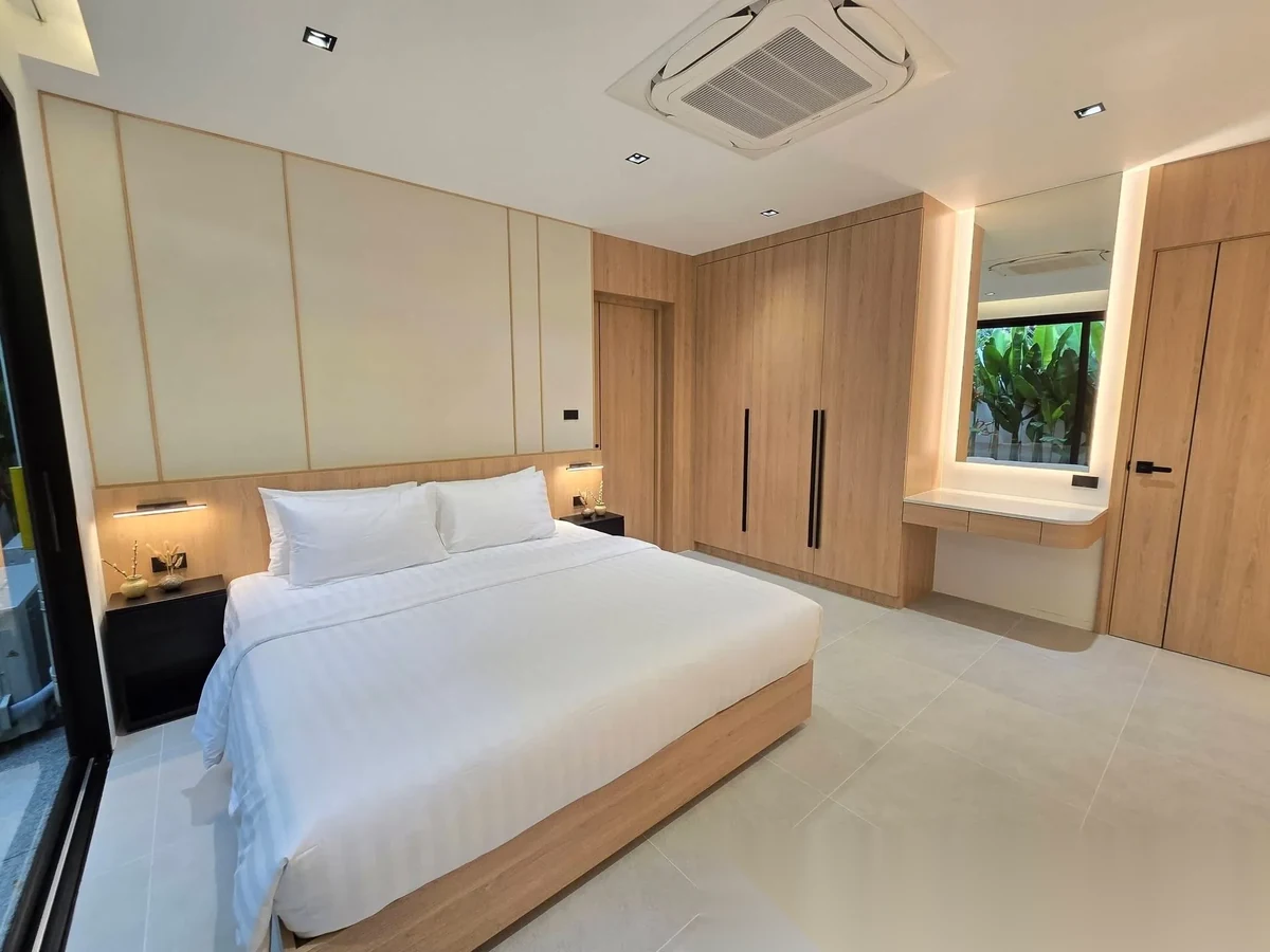 Вилла 3BR в комплексе Baan Suan Yu Charoen 2 · Чернг Тале / Bang Tao · Вид на бассейн — фото 4