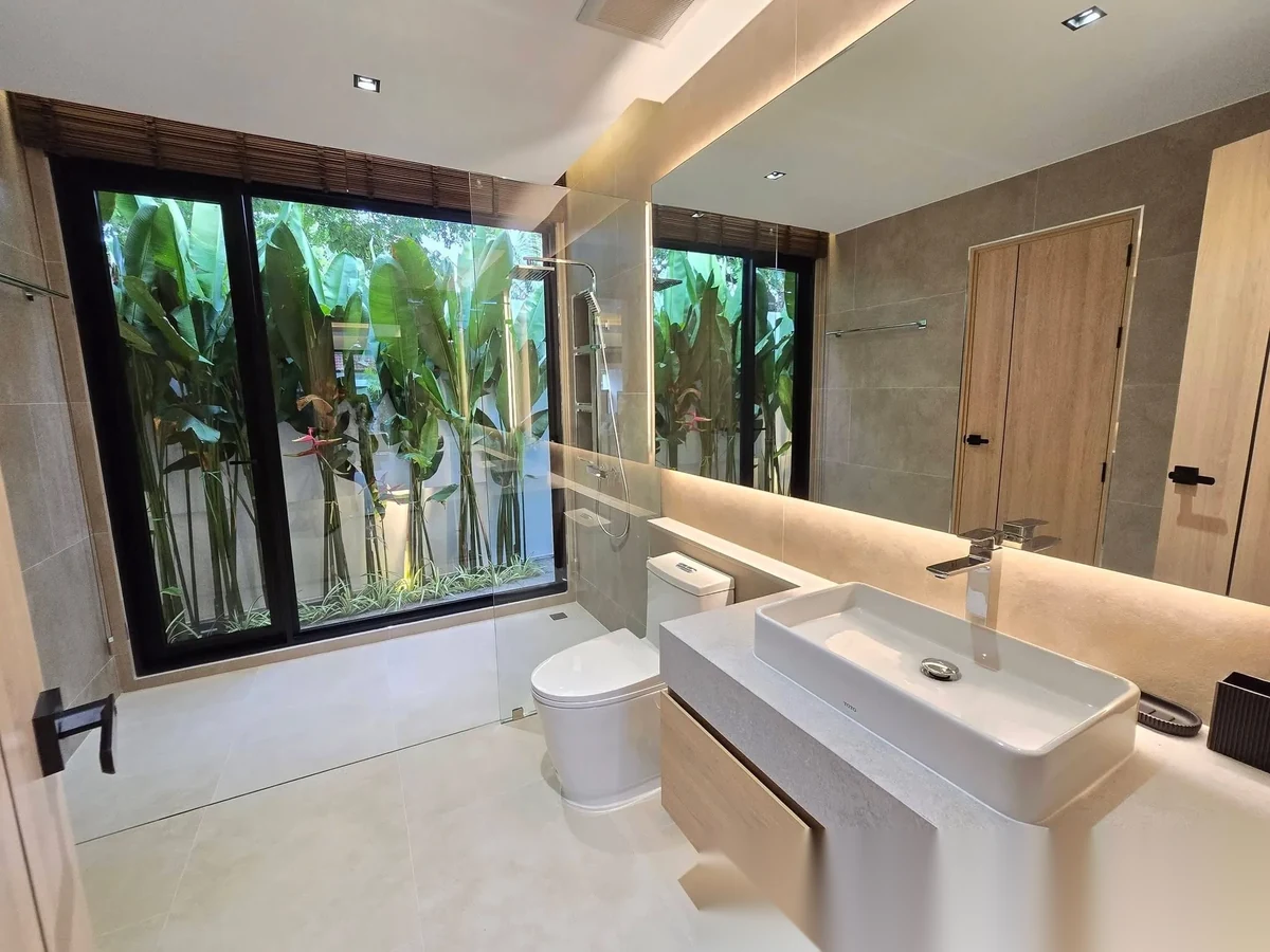 Вилла 3BR в комплексе Baan Suan Yu Charoen 2 · Чернг Тале / Bang Tao · Вид на бассейн — фото 6