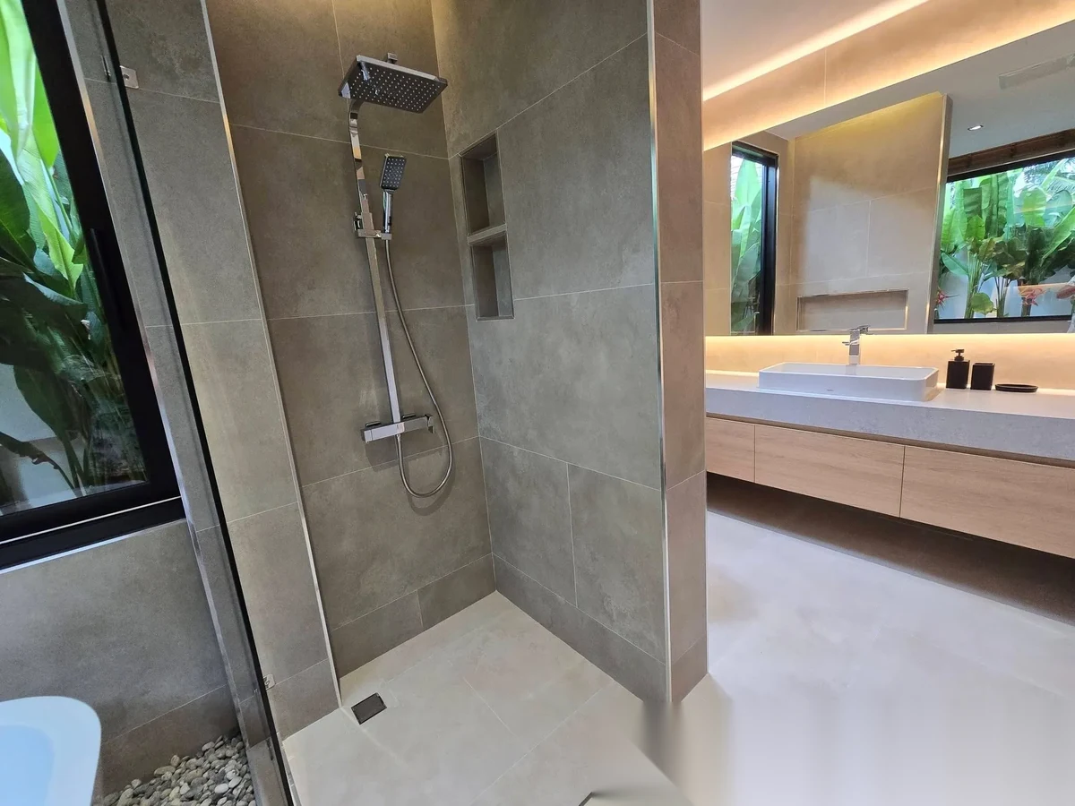 Вилла 3BR в комплексе Baan Suan Yu Charoen 2 · Чернг Тале / Bang Tao · Вид на бассейн — фото 7