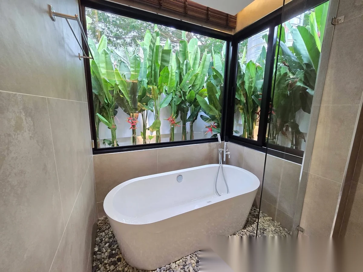 Вилла 3BR в комплексе Baan Suan Yu Charoen 2 · Чернг Тале / Bang Tao · Вид на бассейн — фото 8