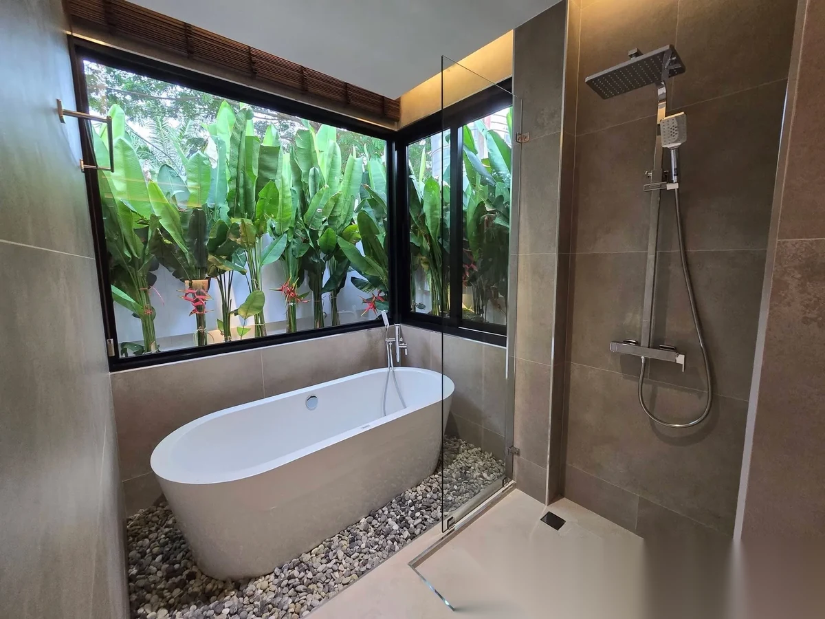 Вилла 3BR в комплексе Baan Suan Yu Charoen 2 · Чернг Тале / Bang Tao · Вид на бассейн — фото 9