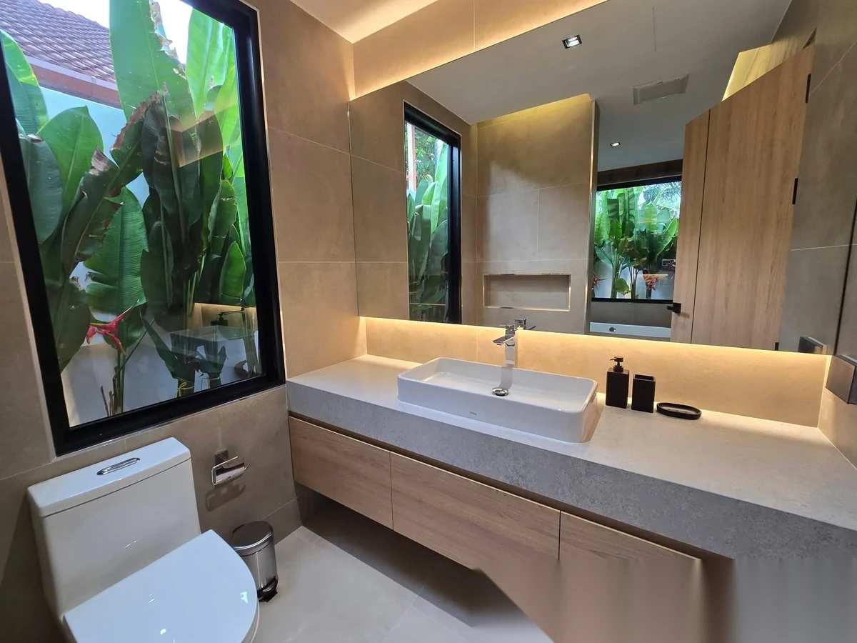 Вилла 3BR в комплексе Baan Suan Yu Charoen 2 · Чернг Тале / Bang Tao · Вид на бассейн — фото 10
