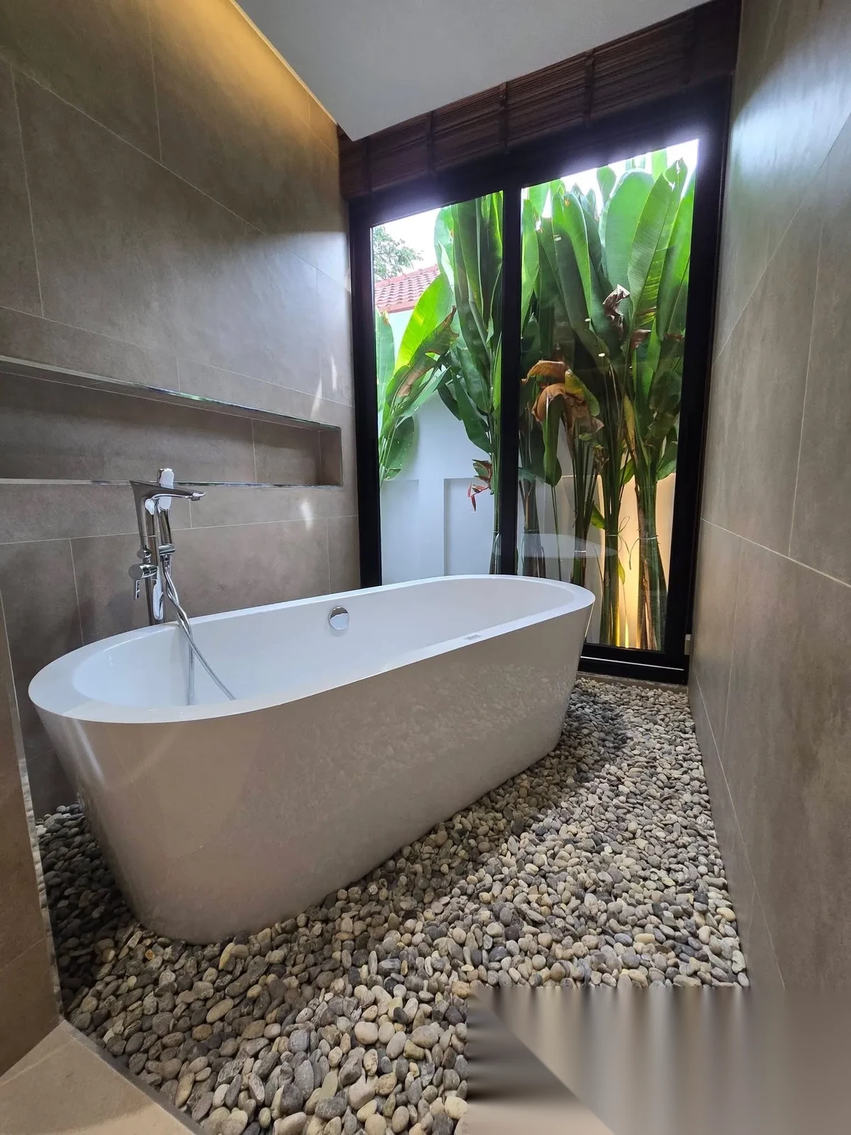 Вилла 3BR в комплексе Baan Suan Yu Charoen 2 · Чернг Тале / Bang Tao · Вид на бассейн — фото 11