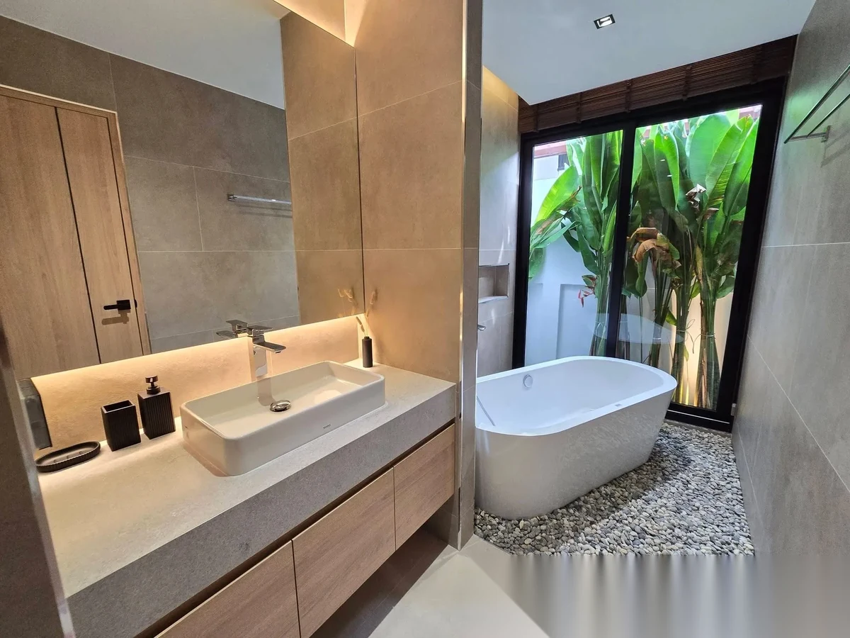 Вилла 3BR в комплексе Baan Suan Yu Charoen 2 · Чернг Тале / Bang Tao · Вид на бассейн — фото 12