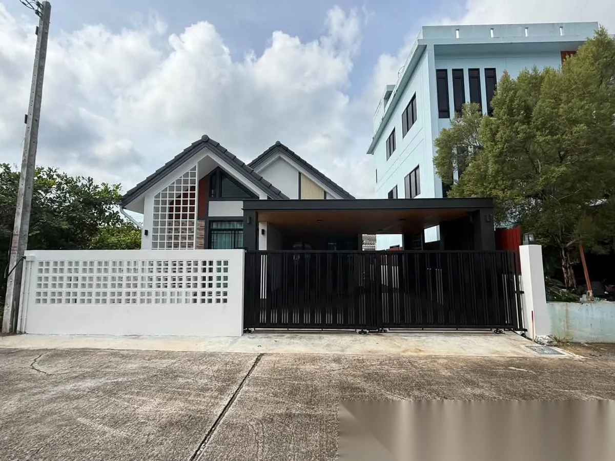 3 Bedroom House for rent at 3 Bedrooms House in a Great Location Pa Khlong Chiph complex · Thep Krasattri · Garden View — photo 2