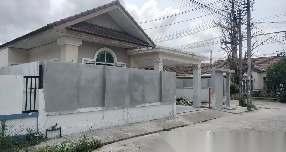 3 Bedroom House for sale at Sinsuk Thanee Village complex · Si Sunthon