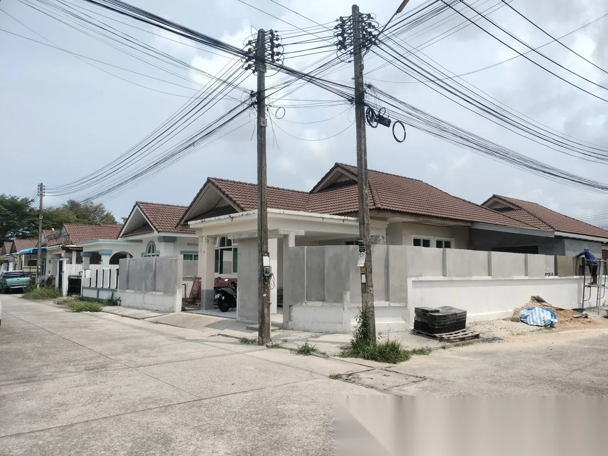 3 Bedroom House for sale at Sinsuk Thanee Village complex · Si Sunthon — photo 2