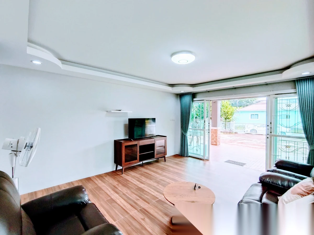 3 Bedroom House for rent at Spacious Detached House With Large Garden And Fish Pond complex · Thep Krasattri · Garden View — photo 2
