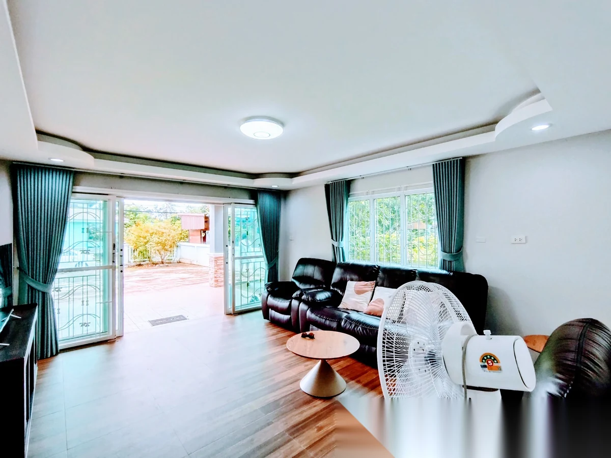 3 Bedroom House for rent at Spacious Detached House With Large Garden And Fish Pond complex · Thep Krasattri · Garden View — photo 3