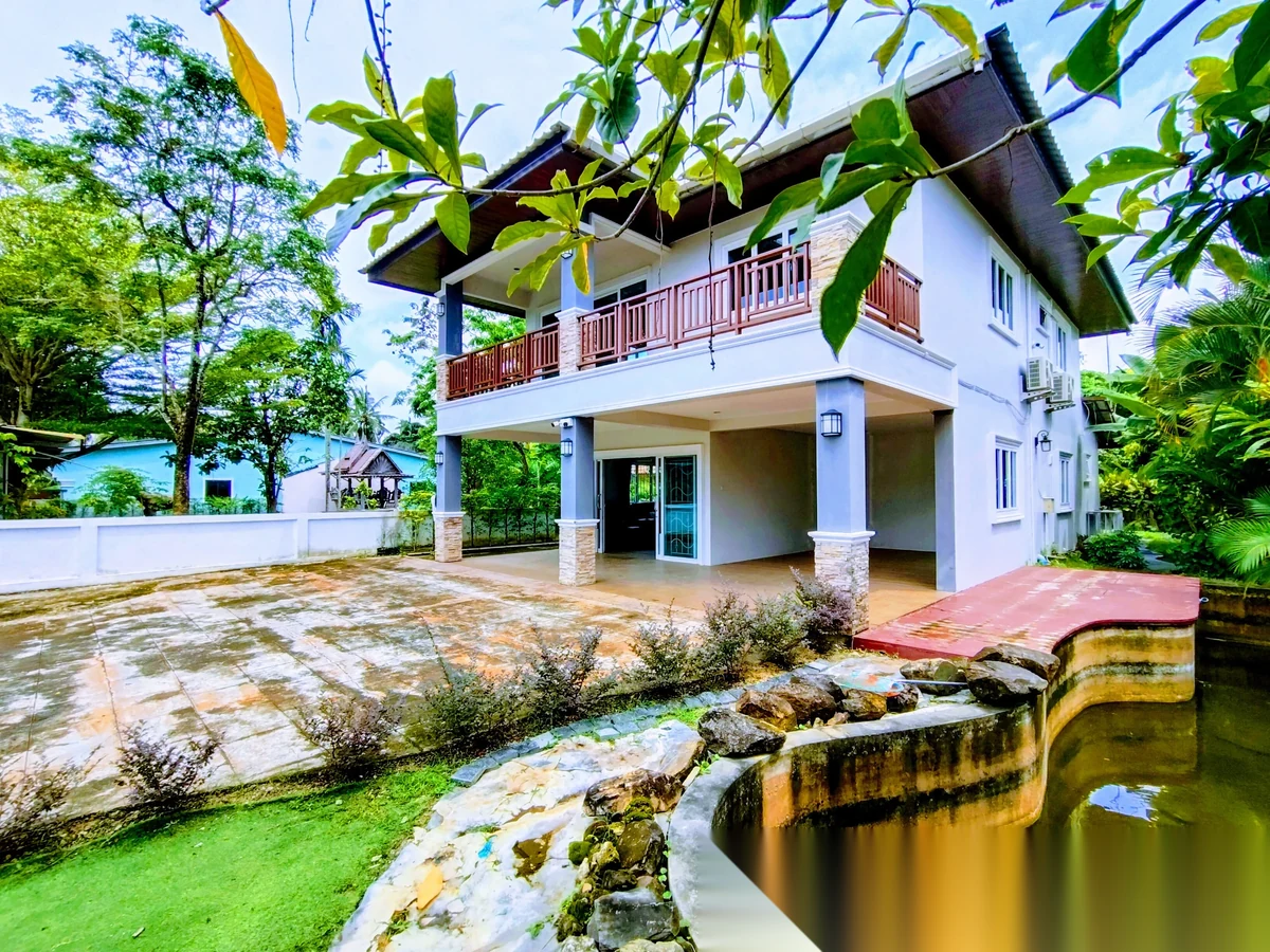 3 Bedroom House for rent at Spacious Detached House With Large Garden And Fish Pond complex · Thep Krasattri · Garden View — photo 8
