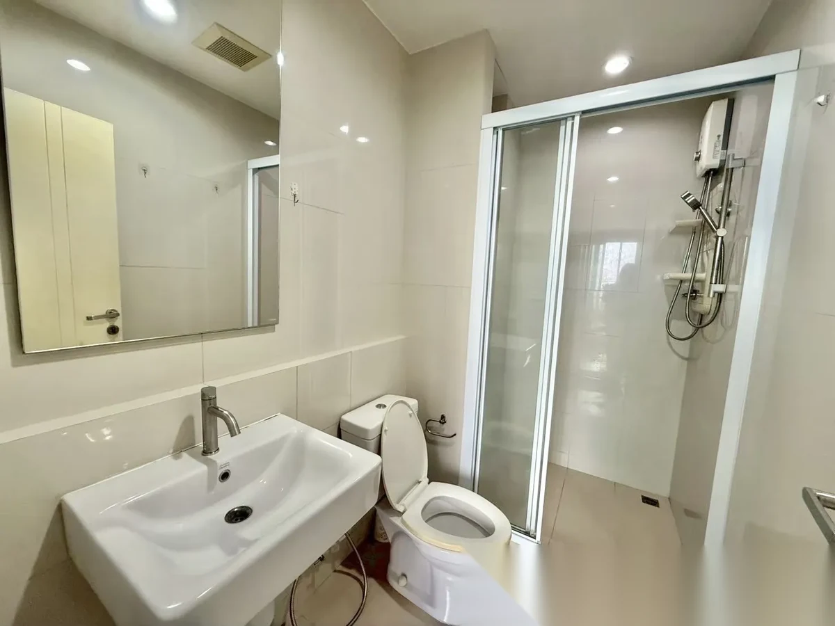 Апартаменты 1BR в ЖК The Base Uptown · Пхукет-таун · Выход к бассейну — фото 11