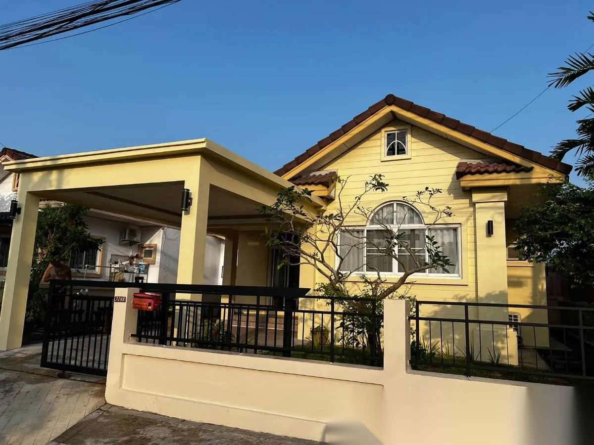 2 Bedroom House for rent at 2 Bedroom Pet-Friendly Detached House with Private Garden fo complex · Si Sunthon · Garden View — photo 2