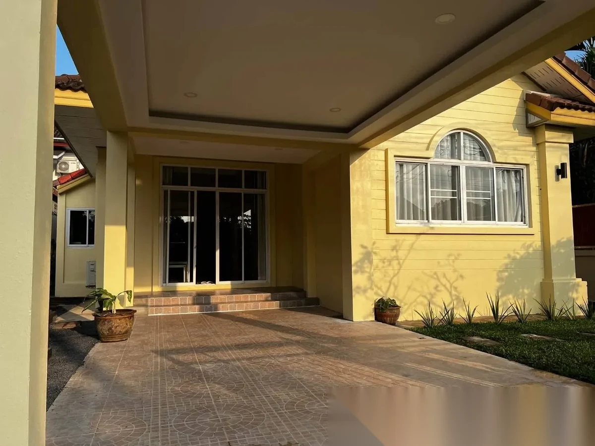 2 Bedroom House for rent at 2 Bedroom Pet-Friendly Detached House with Private Garden fo complex · Si Sunthon · Garden View — photo 3