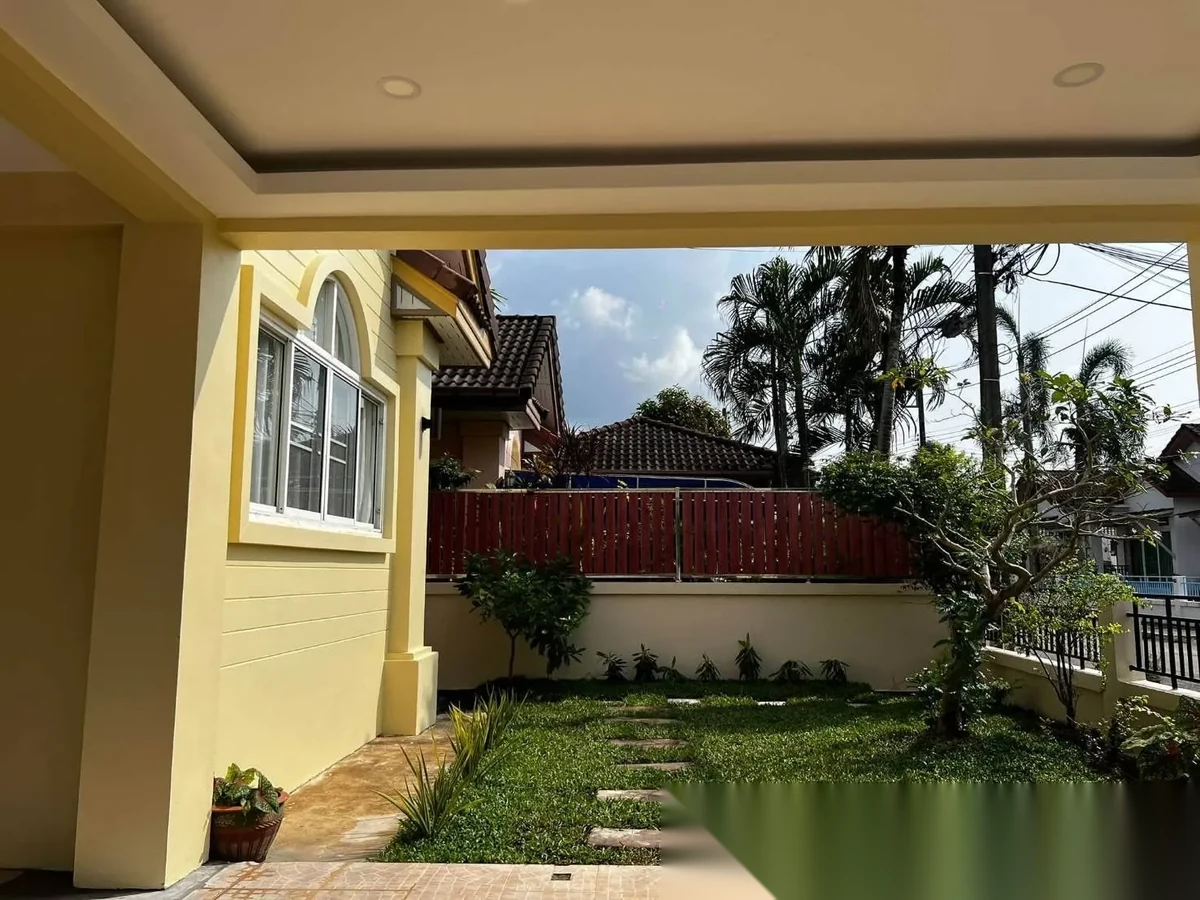 2 Bedroom House for rent at 2 Bedroom Pet-Friendly Detached House with Private Garden fo complex · Si Sunthon · Garden View — photo 4