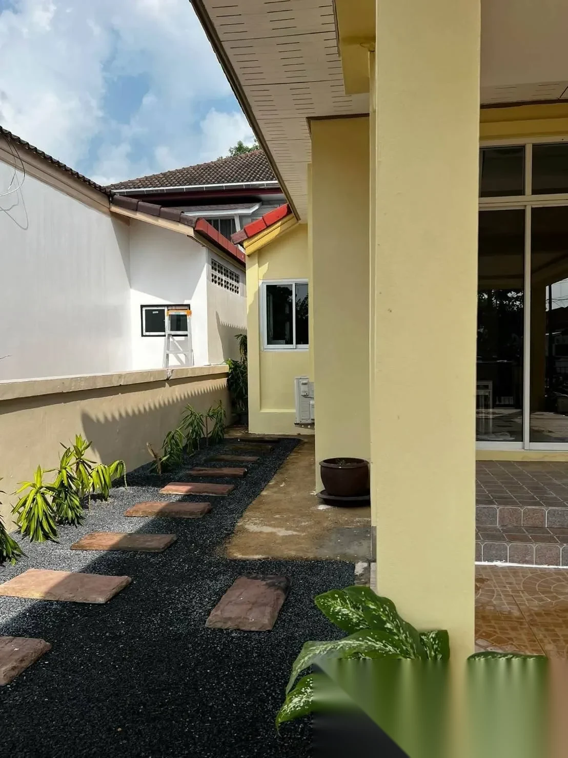 2 Bedroom House for rent at 2 Bedroom Pet-Friendly Detached House with Private Garden fo complex · Si Sunthon · Garden View — photo 6