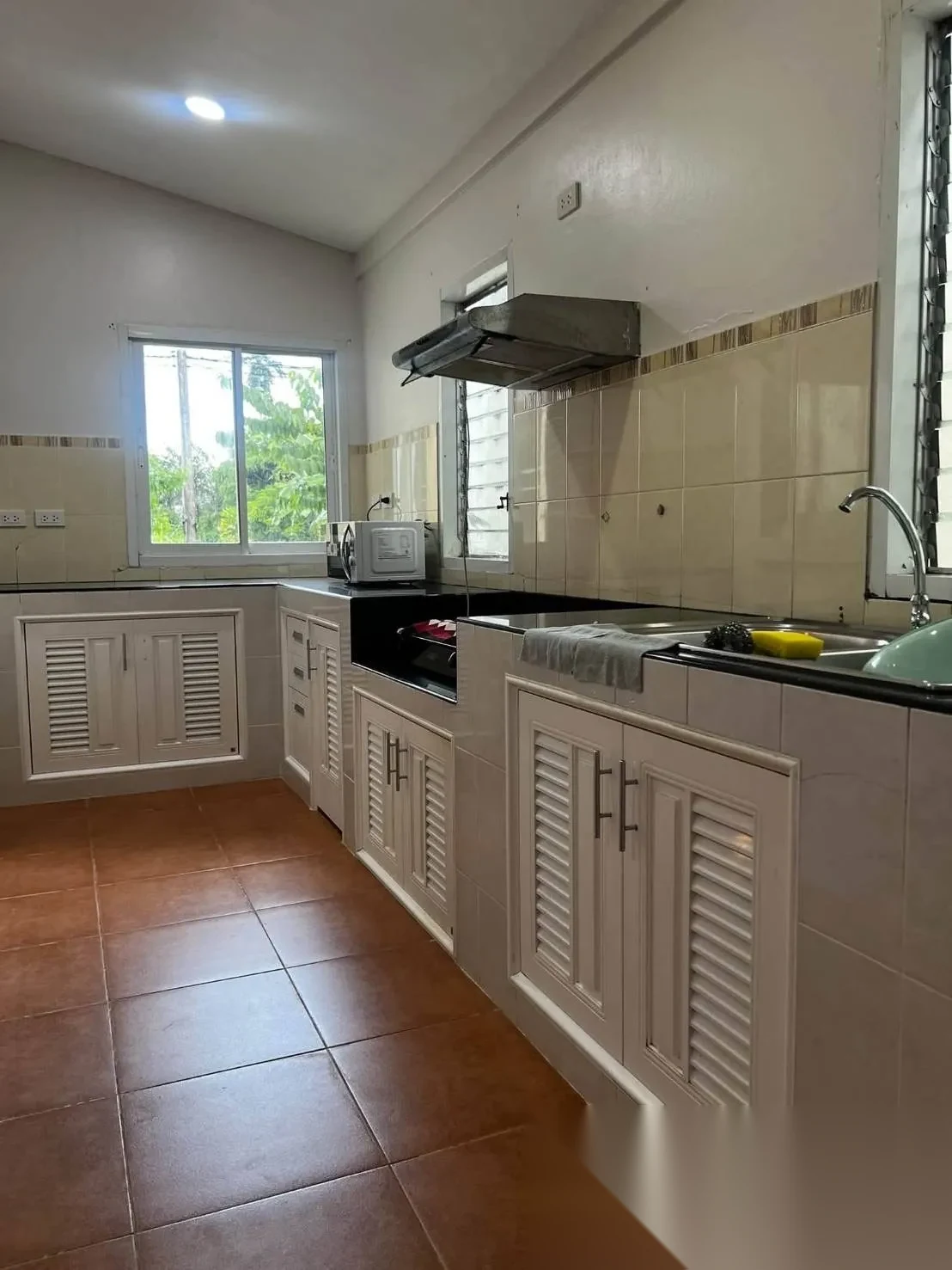 2 Bedroom House for rent at 2 Bedroom Pet-Friendly Detached House with Private Garden fo complex · Si Sunthon · Garden View — photo 11