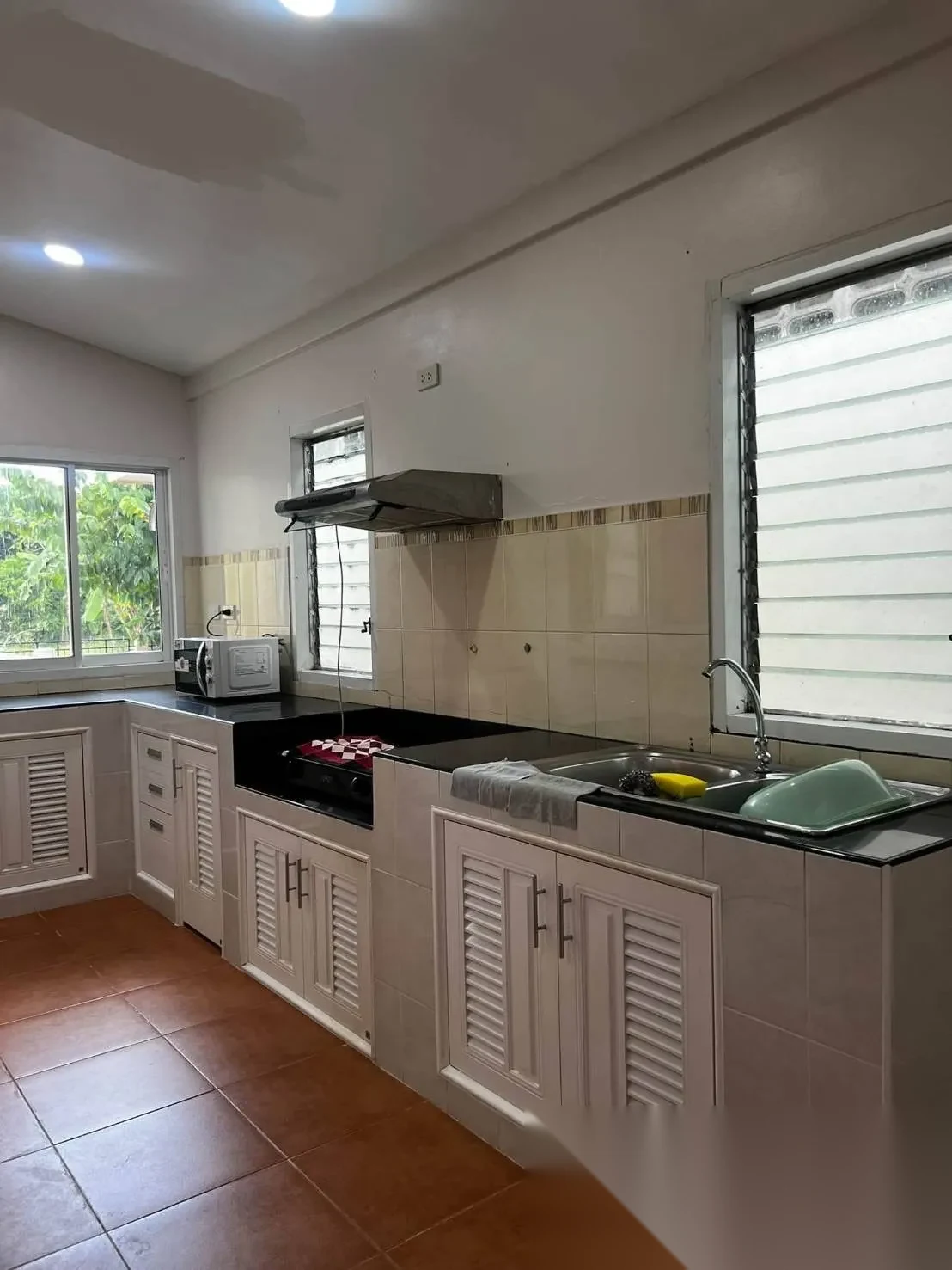 2 Bedroom House for rent at 2 Bedroom Pet-Friendly Detached House with Private Garden fo complex · Si Sunthon · Garden View — photo 12