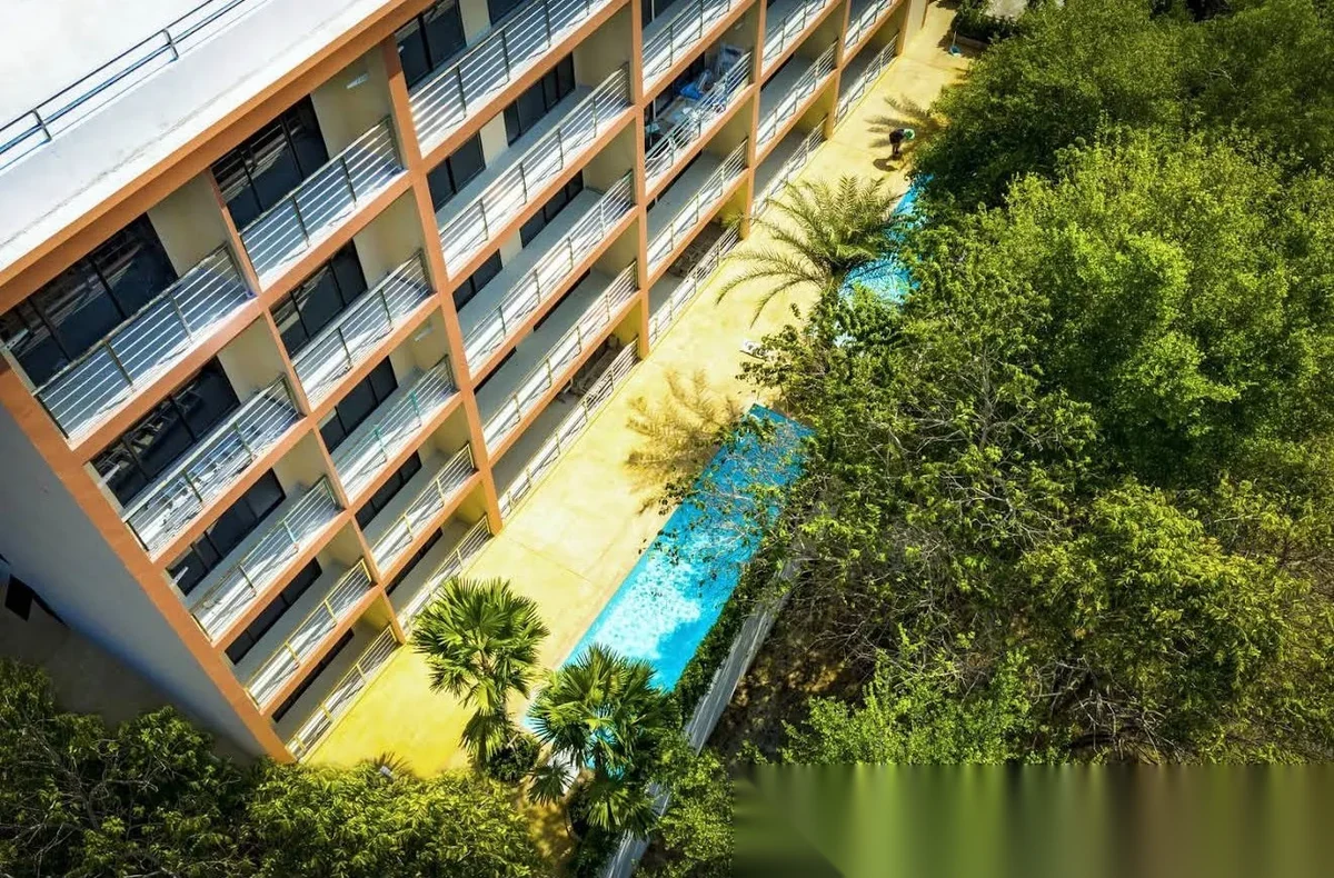 Апартаменты 1BR в ЖК Rawai Beach Condo · Раваи · Вид в сад — фото 15