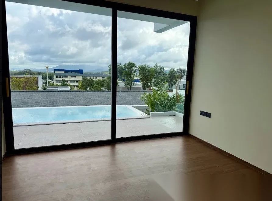 Вилла 4BR в комплексе Clover Residence · Си Сунтон · Выход к бассейну — фото 24