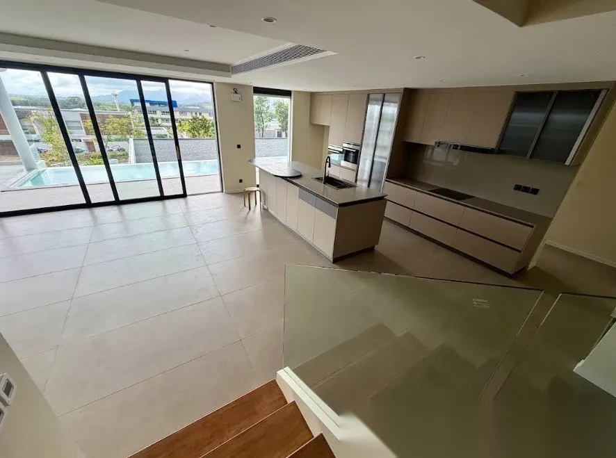 Вилла 4BR в комплексе Clover Residence · Си Сунтон · Выход к бассейну — фото 26