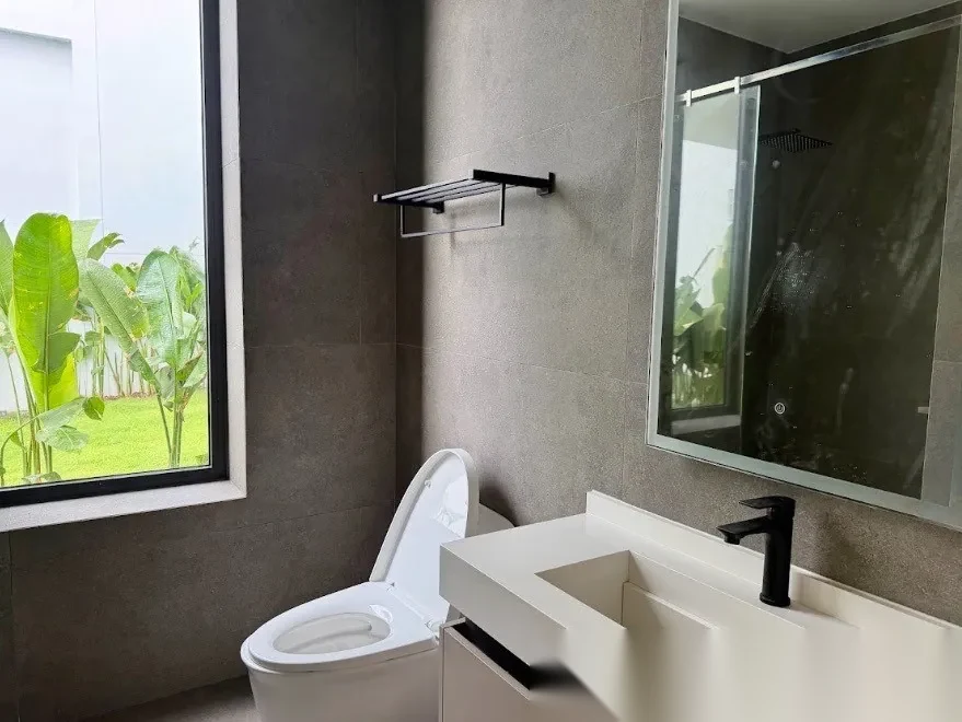 Вилла 4BR в комплексе Clover Residence · Си Сунтон · Выход к бассейну — фото 38