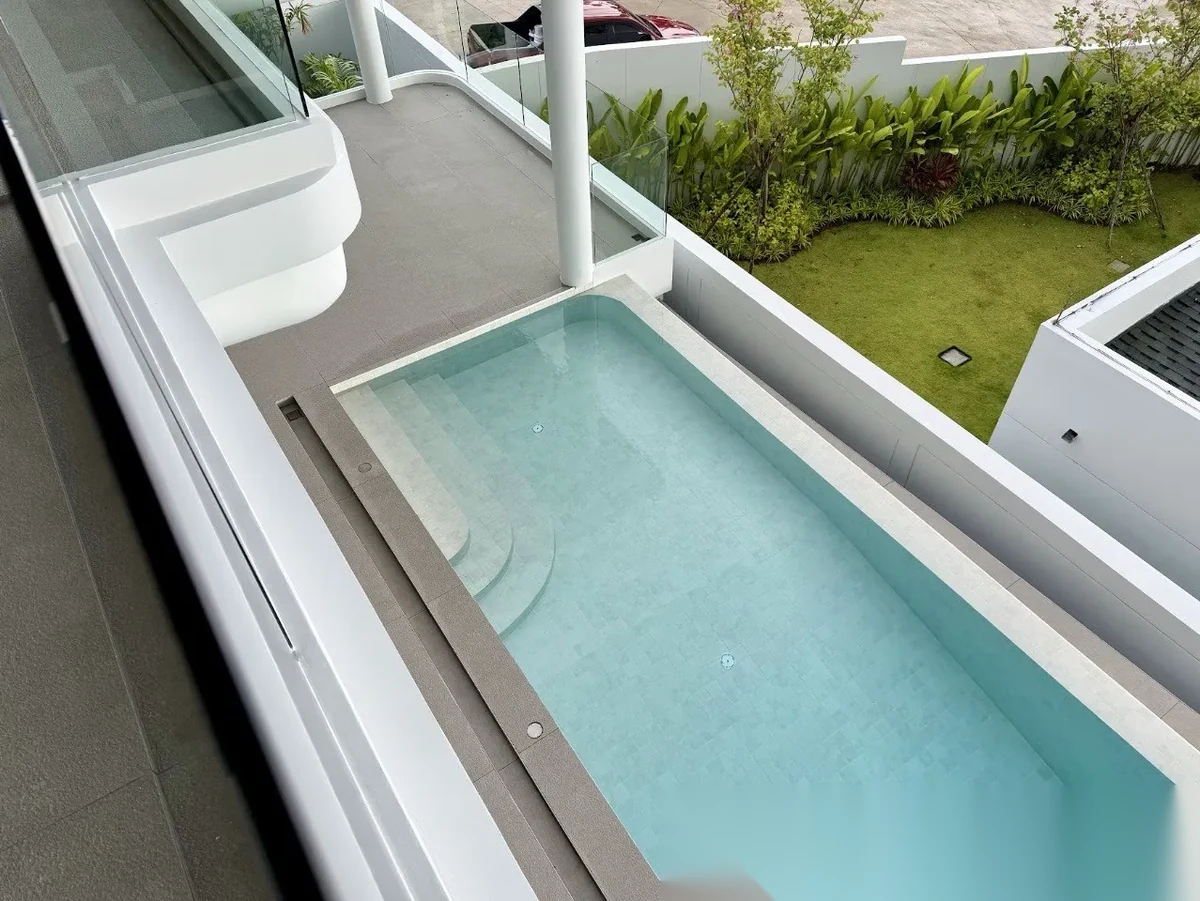 Вилла 4BR в комплексе Clover Residence · Си Сунтон · Выход к бассейну — фото 41