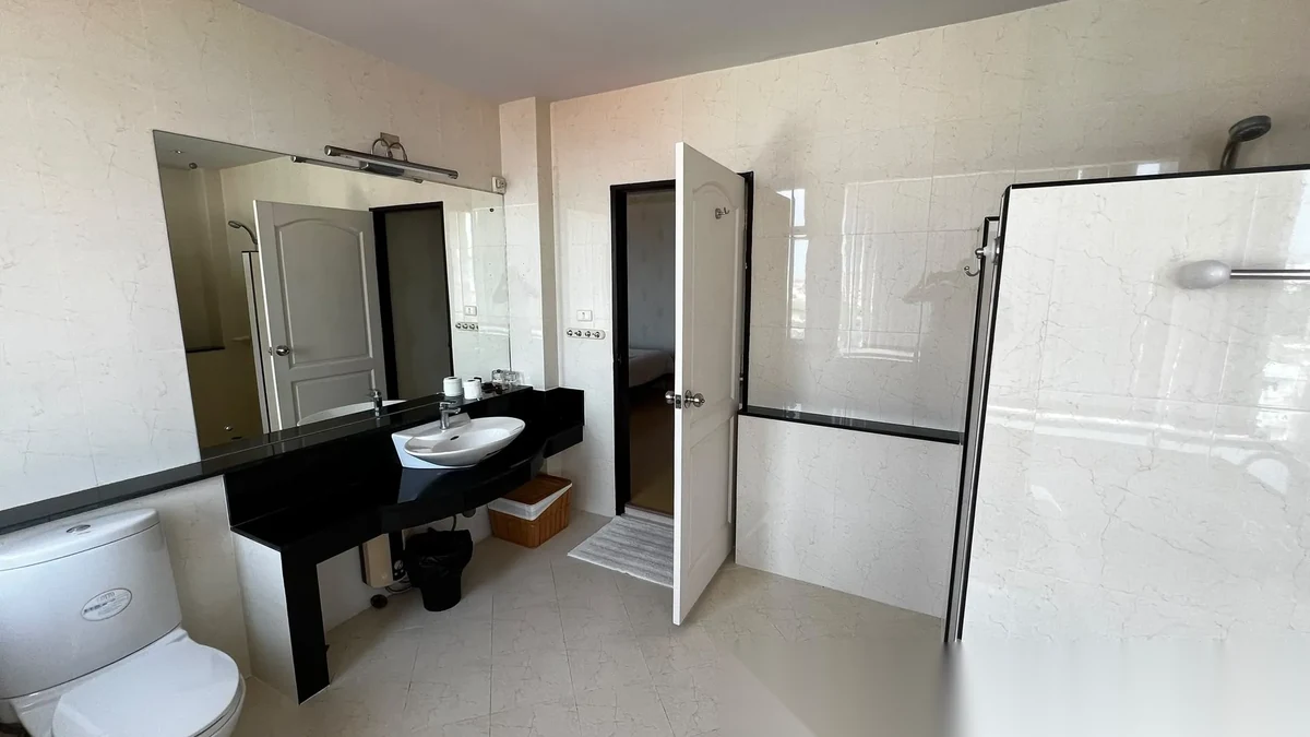 Апартаменты 3BR в ЖК Patong Loft · Патонг · Частичный вид на море — фото 18