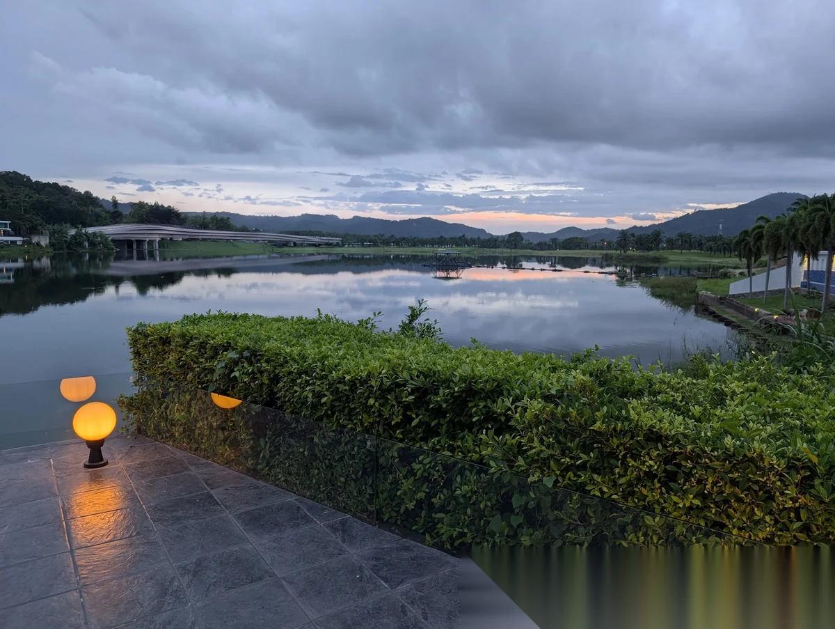 Вилла 4BR в комплексе Loch Palm Golf Club · Кату · Вид на озеро — фото 4