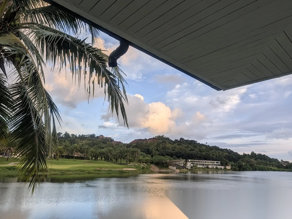 Вилла 4BR в комплексе Loch Palm Golf Club · Кату · Вид на озеро — фото 6