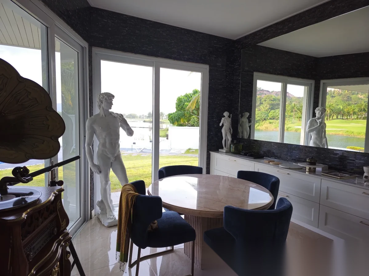 Вилла 4BR в комплексе Loch Palm Golf Club · Кату · Вид на озеро — фото 8