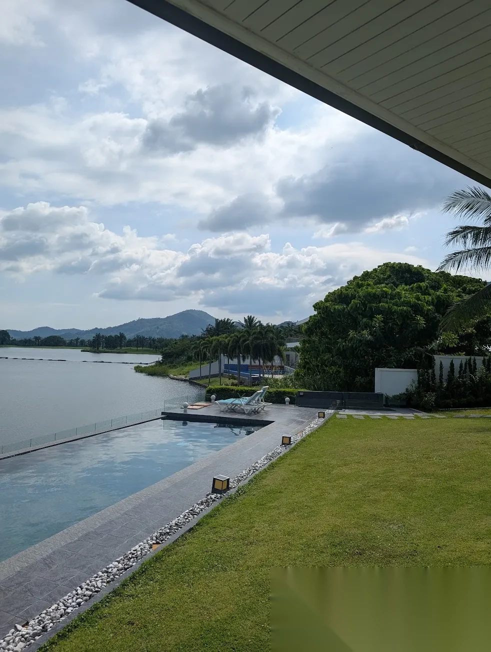 Вилла 4BR в комплексе Loch Palm Golf Club · Кату · Вид на озеро — фото 9
