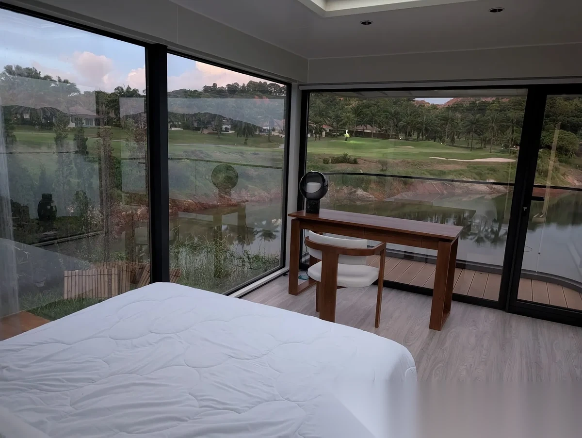Вилла 4BR в комплексе Loch Palm Golf Club · Кату · Вид на озеро — фото 10
