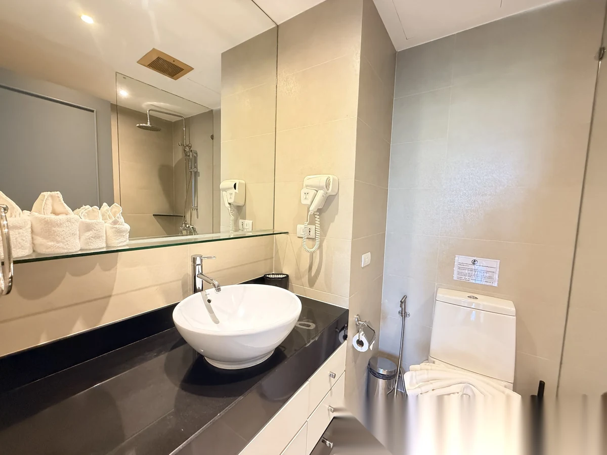1 Bedroom Apartment for sale at Allamanda 2 & 3 Condominium complex · Choeng Thale · Lake View — photo 6