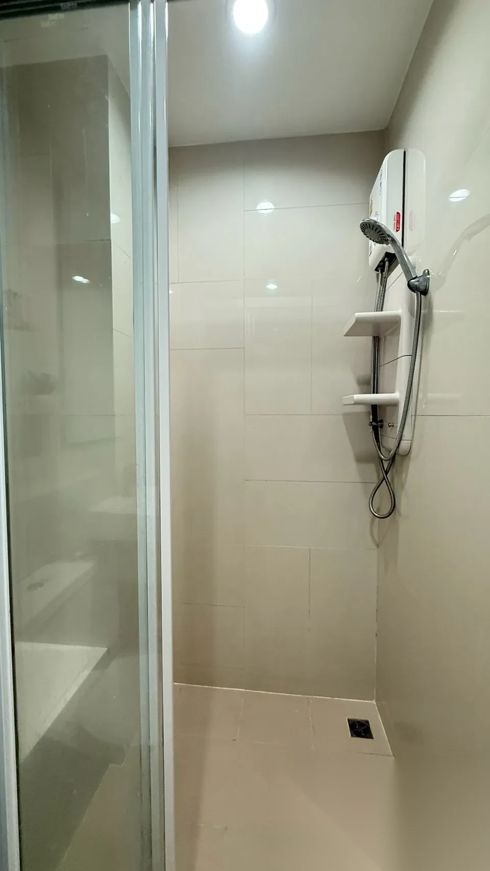 Апартаменты 1BR в ЖК The Base Uptown · Пхукет-таун · Вид на бассейн — фото 10