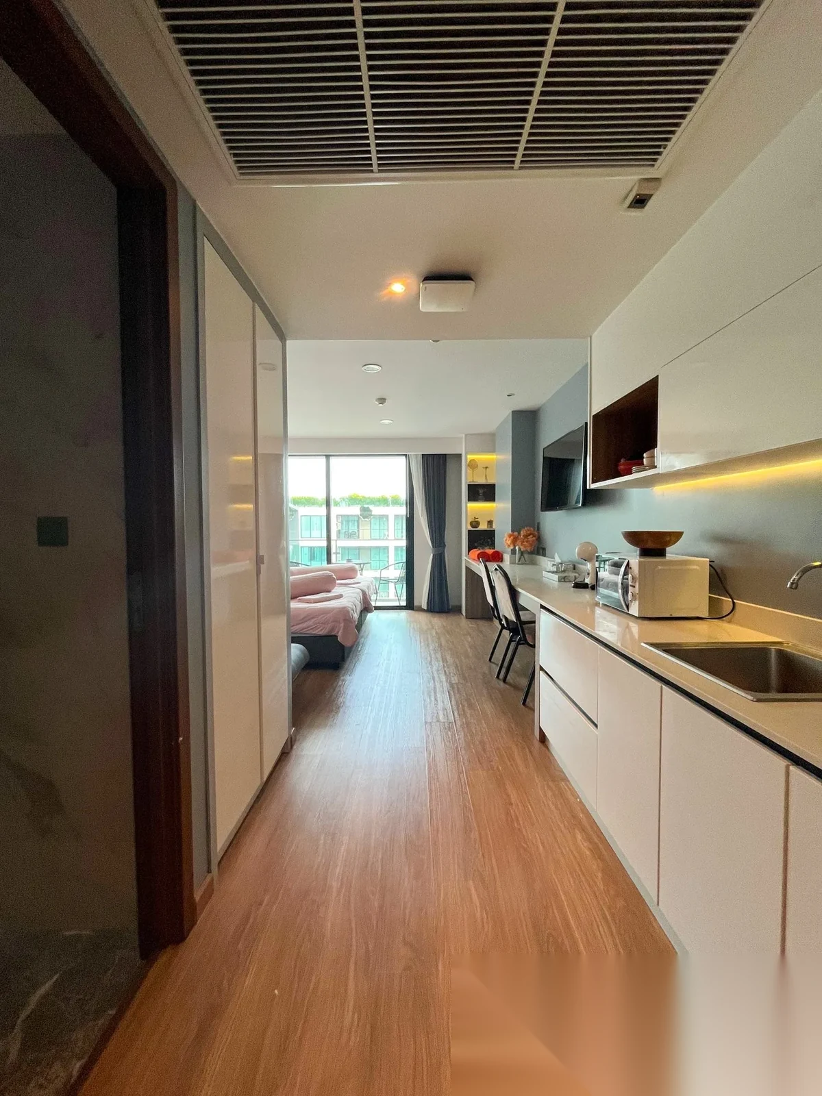 Апартаменты студия в ЖК VIP Kata Condominium 2 · Карон · Вид на бассейн — фото 4