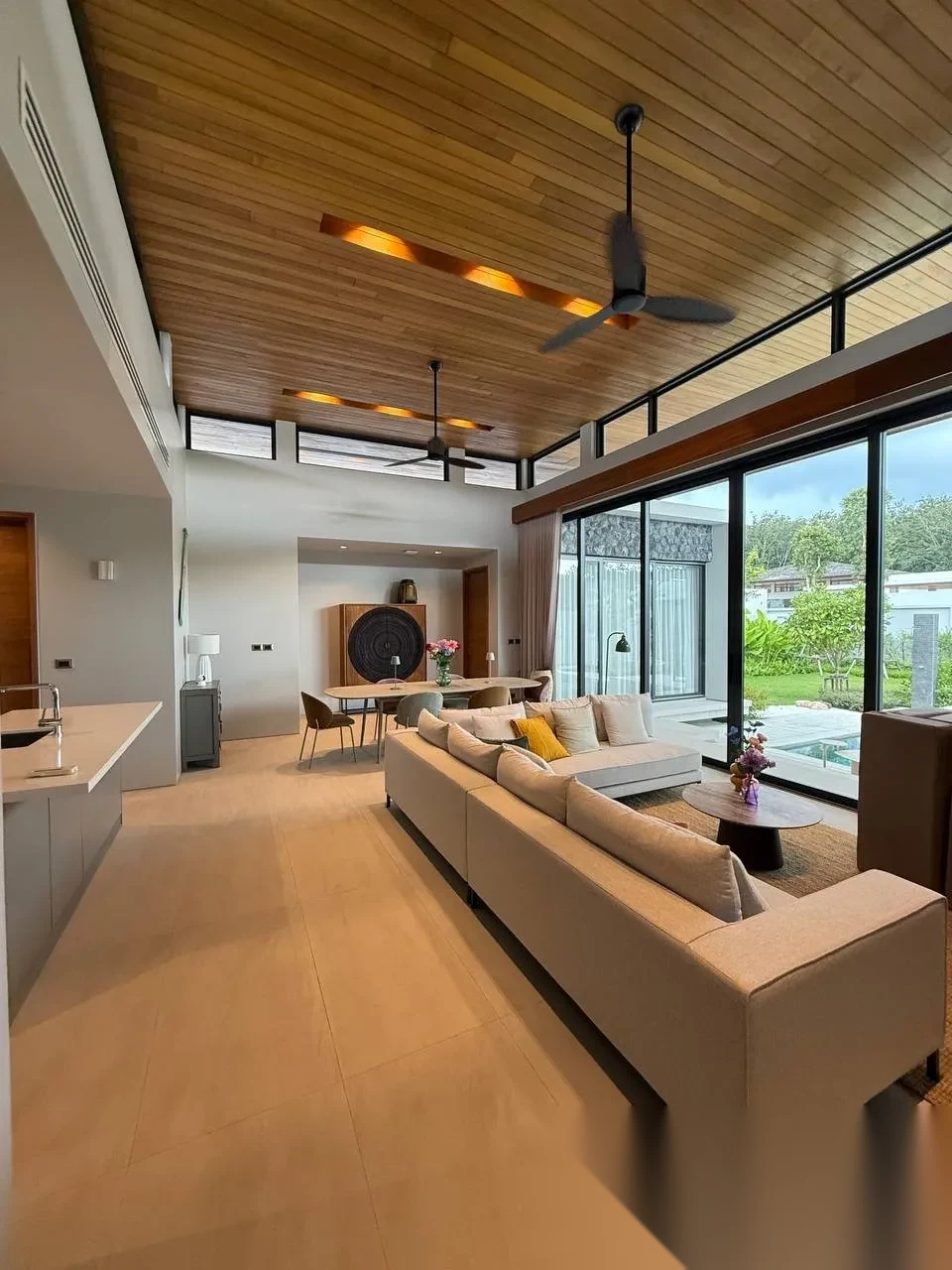 Вилла 4BR в комплексе Botanica Modern Loft II · Си Сунтон · Вид на бассейн — фото 4