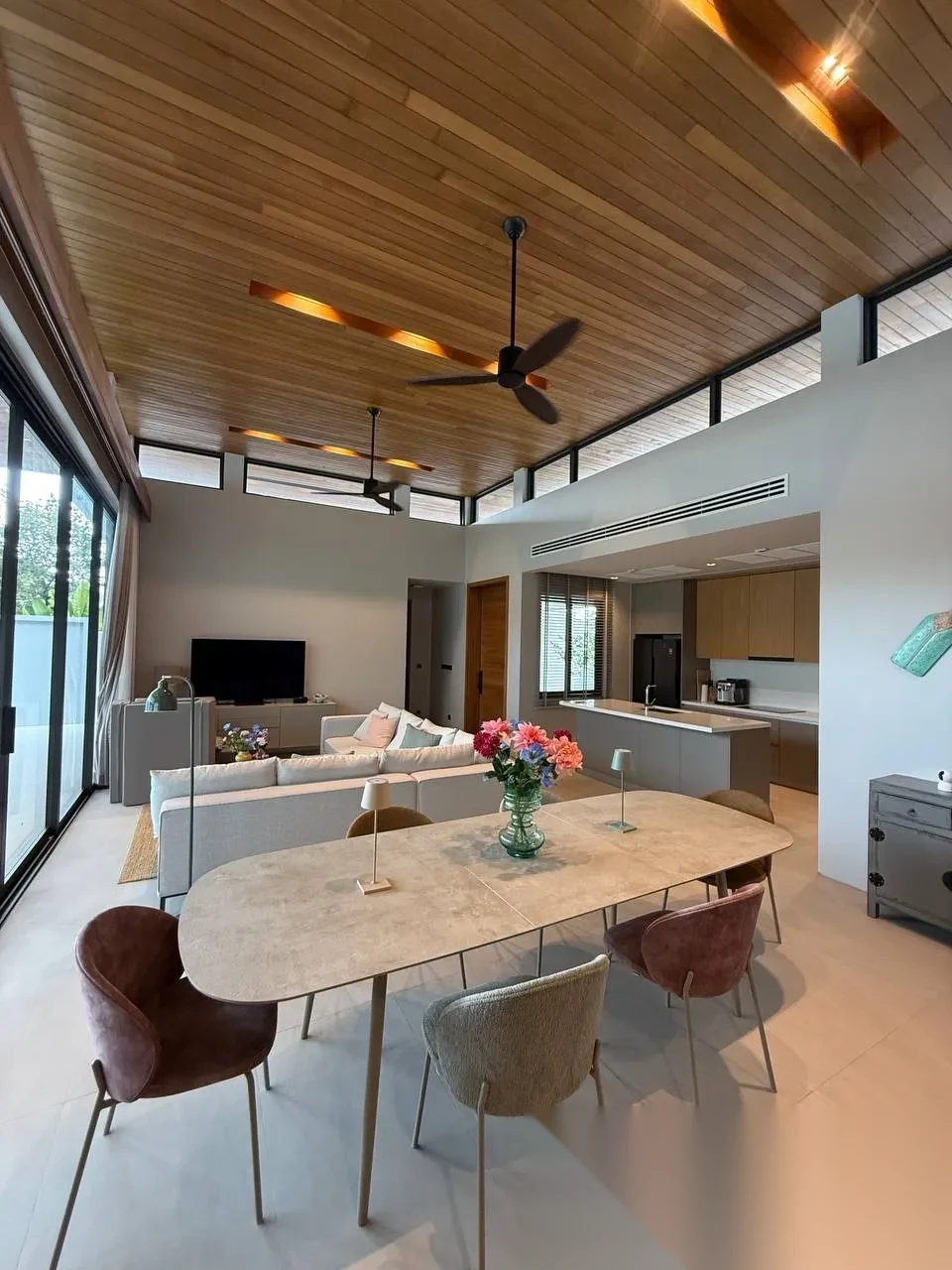 Вилла 4BR в комплексе Botanica Modern Loft II · Си Сунтон · Вид на бассейн — фото 5
