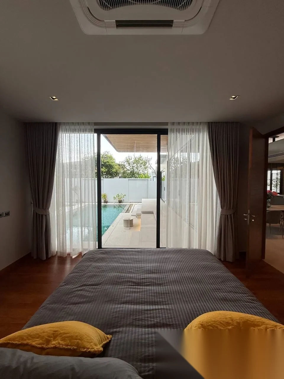 Вилла 4BR в комплексе Botanica Modern Loft II · Си Сунтон · Вид на бассейн — фото 6