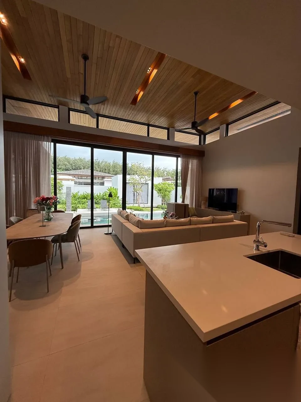 Вилла 4BR в комплексе Botanica Modern Loft II · Си Сунтон · Вид на бассейн — фото 7