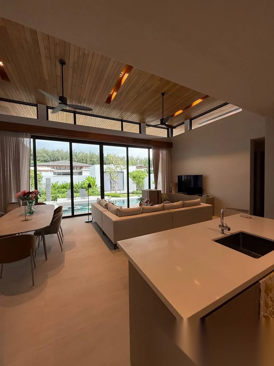 Вилла 4BR в комплексе Botanica Modern Loft II · Си Сунтон · Вид на бассейн — фото 8