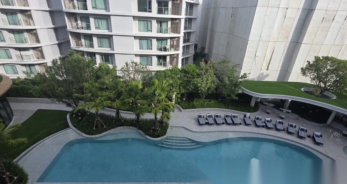 Апартаменты 2BR в ЖК Escent Phuket · Вичит · Вид на бассейн