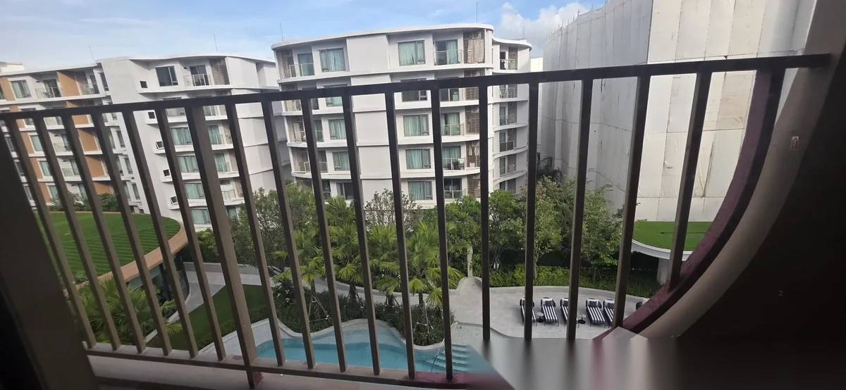 Апартаменты 2BR в ЖК Escent Phuket · Вичит · Вид на бассейн — фото 6